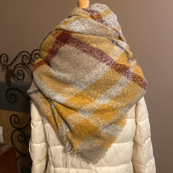 Beautiful Blanket scarf. Mustard red and beige with blue. - Picture 6 of 8